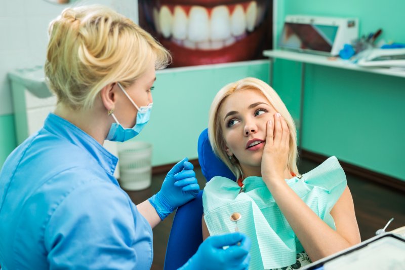 a woman seeing an emergency dentist 